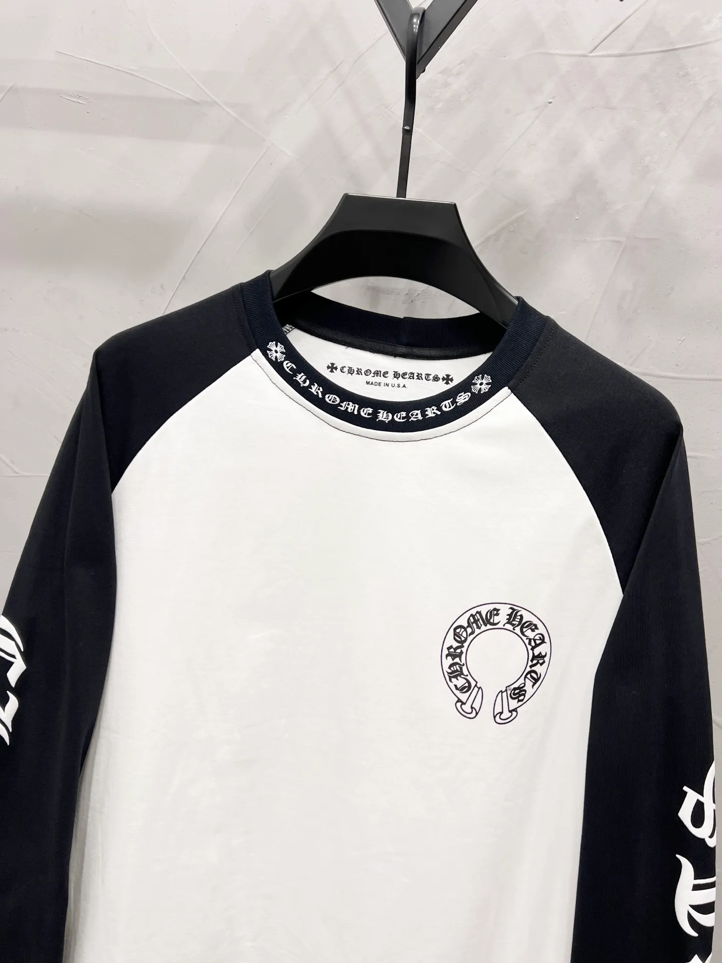P140 Style number: YC41 Chrome Hearts 23ss Sanskrit horseshoe splicing printed popular long-sleeved T-shirt The fabric is custom-woven and dyed 32-woven 260g pure cotton single-sided reactive dyeing. The whole garment is printed using thermosetting ink materials and is printed by hand. The sleeves are printed using the original foaming process. The feel is not a single glue smooth effect and will have a frosted feel. Large quantities are in stock. Same style for men and women. Size: S M L XL